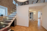 Flur / Treppe zum DG - TOP Maisonette Wohnung mit Traumterrasse und Kamin inkl. Garage