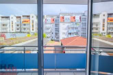 Blick vom Schlafzimmer auf den Balkon - Nähe Werdersee: 2-Zimmer Eigentumswohnung mit Balkon