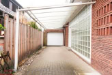 gläsener Carport u Garage - Geräumiges 2 Familienhaus in guter Lage