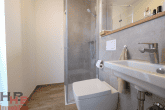 Gartenvilla - Neuwertige KFW 55 versetzt gebaute DHH Effizienz A+ mit Erdwärme-Heizung +PV - Gäste-WC mit Dusche