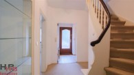 Geteviertel: Bremer Reihenhaus in herrlicher Lage mit großem Garten - Treppenaufgang in das Obergeschoss
