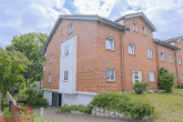 Osterholz: 3 -Zimmer Eigentumswohnung mit Dachterrasse - Außenansicht mit Einfahrt zur Tiefgarage