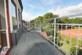 Dachgeschoss - Buchenstr. Blick auf Tennisplätze. Drei Familienhaus mit Balkon und Dachterrasse.