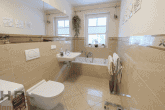 Hoch exklusiv in Wesernähe: 3-Zimmer Wohnung mit Terrasse - Badezimmer